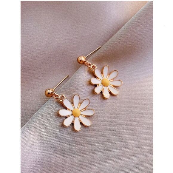 Daisy  Flower Drop Earrings - Picture 1 of 4
